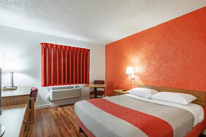 Room 10 of 30